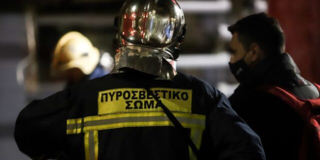 Τραγωδία στη Ν. Ερυθραία: Απεγκλώβισαν ηλικιωμένο ζευγάρι από το φλεγόμενο σπίτι του – Νεκρός ο γιος τους