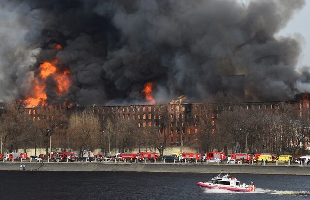 Ρωσία: Νεκρός και τραυματίες σε τεράστια φωτιά ιστορικού εργοστασίου