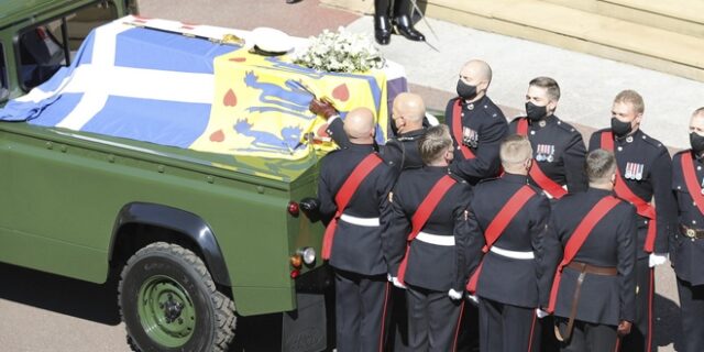 Πρίγκιπας Φίλιππος: Με τον ελληνικό σταυρό στη σημαία πάνω στο φέρετρο – Οι συμβολισμοί