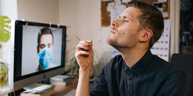 Την “ατομική ευθύνη” και στα self test προτάσσει η κυβέρνηση