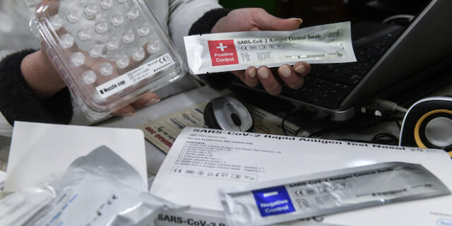 Self test: Κλεφτοπόλεμος κυβέρνησης – φαρμακείων για τη διάθεση