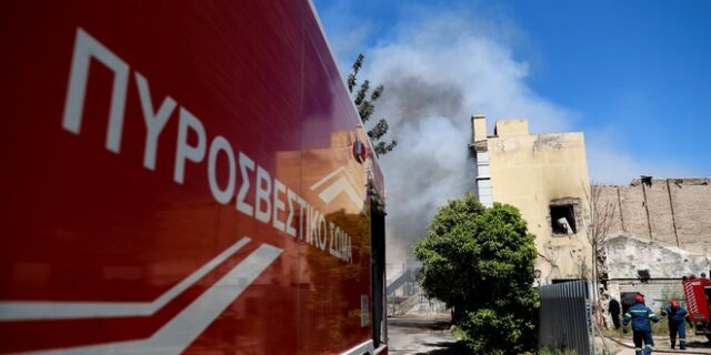 Φωτιά σε εγκαταλελειμμένο κτίριο στο Πειραιά