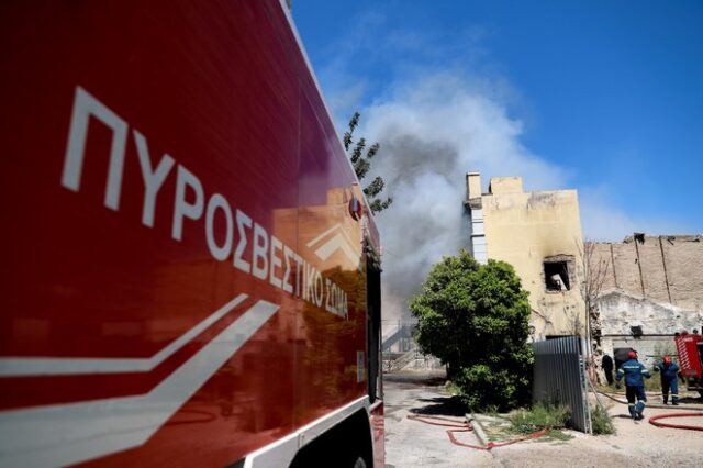 Φωτιά σε εγκαταλελειμμένο κτίριο στο Πειραιά