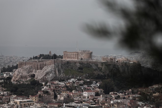 Καιρός: Τοπικές βροχές στα κεντρικά και βόρεια – Πέφτει η θερμοκρασία την Πέμπτη