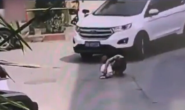 Κίνα: Παππούς με τον εγγονό του συγκρούστηκαν με όχημα SUV