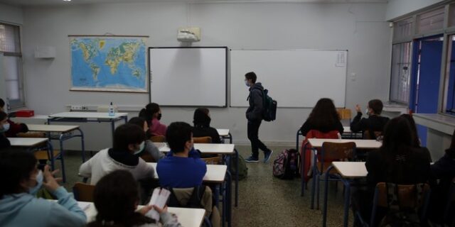 Κεραμέως: Δεν θα γίνουν φέτος προαγωγικές και απολυτήριες εξετάσεις – Παρατείνεται η σχολική χρονιά