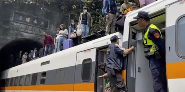 Ταϊβάν: Αυξάνεται ο αριθμός των νεκρών απο τον εκτροχιασμό τρένου