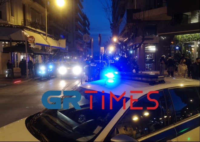 Θεσσαλονίκη: Απίστευτος συνωστισμός στο κέντρο της πόλης – Επέμβαση της αστυνομίας