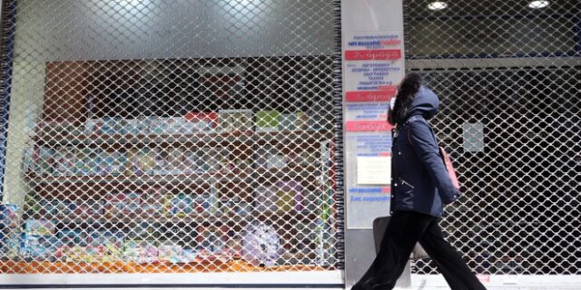 Λιανεμπόριο: Η κυβέρνηση δεν υποχωρεί, πετά το μπαλάκι της ευθύνης στους καταστηματάρχες