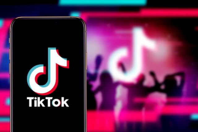 Το TikTok μπορεί να γίνει λόγος να αναπτύξουν τικ έφηβα κορίτσια