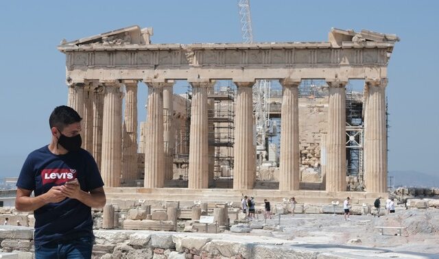 Τουρισμός: Σε καλύτερη θέση η Ελλάδα έναντι των κύριων ανταγωνιστών της