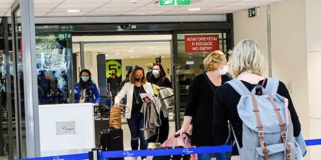Ρόδος: Έφτασαν οι 189 Ολλανδοί τουρίστες που συμμετέχουν στο πιλοτικό πρόγραμμα