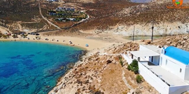 Η χρυσαφένια αμμουδιά της Σερίφου με το γραφικό εκκλησάκι του Αγίου Σώστη