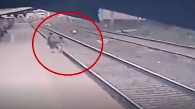 Ινδία: Σιδηροδρομικός υπάλληλος σώζει παιδί από βέβαιο θάνατο – Συγκλονιστικό βίντεο