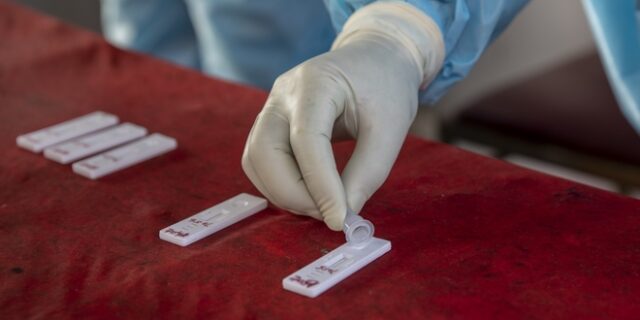 Κορονοϊός: Ένα ελβετικό και ένα κινέζικο self test εξασφάλισε η Κυβέρνηση