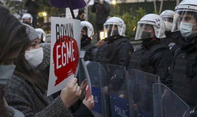 Τουρκία: Ο Ερντογάν πέρασε νόμο που απαγορεύει τη βιντεοσκόπηση αστυνομικών