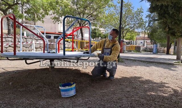 Λαμία: Γονείς έβαψαν εθελοντικά την παιδική χαρά της γειτονιάς τους