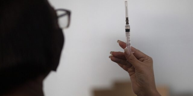 Εμβόλιο κορονοϊού: Μία δόση και σε εκείνους που έχουν νοσήσει πρόσφατα