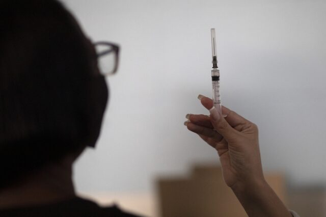 Μανιτάκης: “Δεν μπορεί να απολυθεί ένας εργαζόμενος, αν αρνηθεί τον εμβολιασμό”