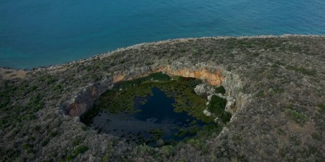 Η άγνωστη Ελλάδα: Μια βυθισμένη αρχαία γέφυρα και ο κρατήρας με το δάσος από νούφαρα