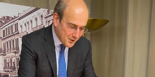 Χατζηδάκης: Γιόρτασε τα γενέθλιά του με τούρτα που τον απεικονίζει ως “Superman”