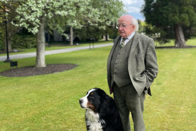 Ιρλανδία: Ο πρόεδρος Χίγκινς μιλούσε ενώ ο σκύλος του ζητούσε επίμονα χάδια