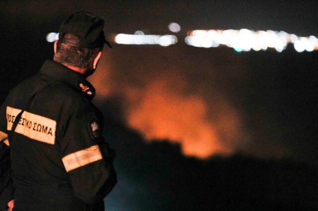 Κόρινθος: Μεγάλη φωτιά στο Σχίνο Λουτρακίου – Οι φλόγες έφτασαν στα σπίτια- Εκκενώνονται δύο χωριά