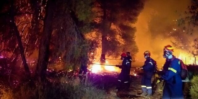 Κόρινθος: Μαίνεται η φωτιά στο Σχίνο Λουτρακίου και κινείται προς Αλεποχώρι – Εκκενώθηκαν 6 χωριά