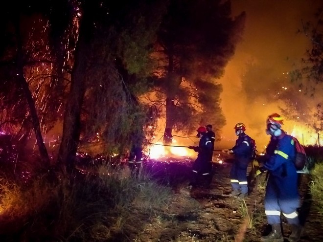 Κόρινθος: Μαίνεται η φωτιά στο Σχίνο Λουτρακίου και κινείται προς Αλεποχώρι – Εκκενώθηκαν 6 χωριά