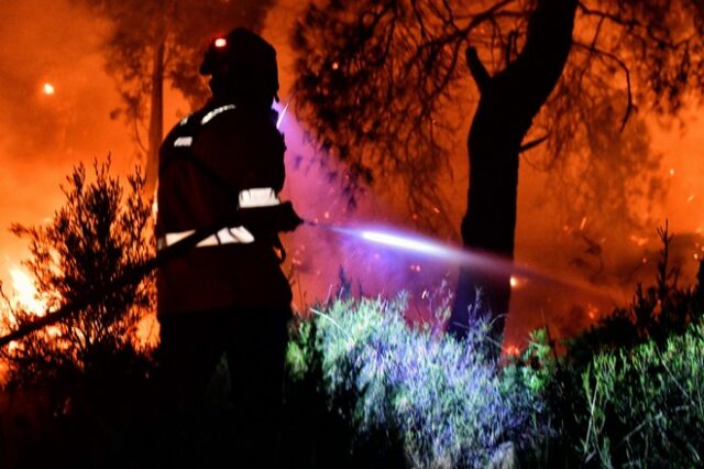 Φωτιά στην Κορινθία: Ολονύχτια μάχη με τις φλόγες – Συνεχείς αναζωπυρώσεις και δυνατοί άνεμοι