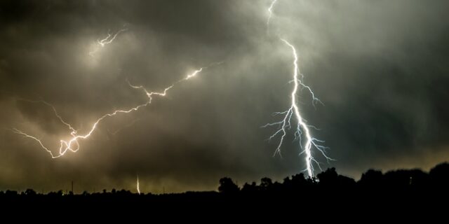Νέες φωτιές από κεραυνούς σε Μάνδρα και Χαλκιδική