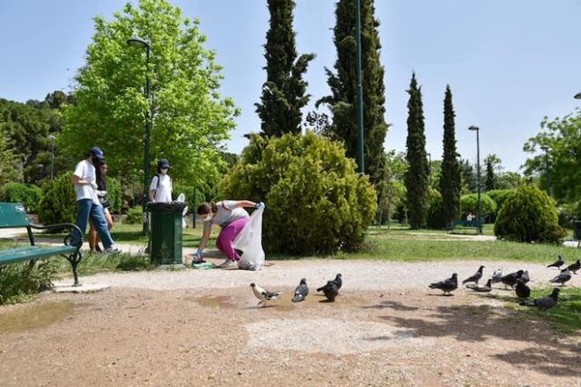 Μαθητές παραδίδουν μαθήματα ανακύκλωσης στην πράξη