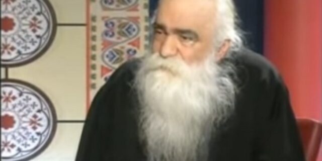 Εκοιμήθη ο πατήρ Ανανίας Κουστένης, ο ροκ ιερέας των Εξαρχείων