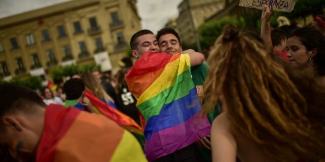 Ισπανία: Μεγάλη αύξηση των ομοφοβικών επιθέσεων- “Απίστευτο μαζί με την πανδημία να έχουμε και αυτό”