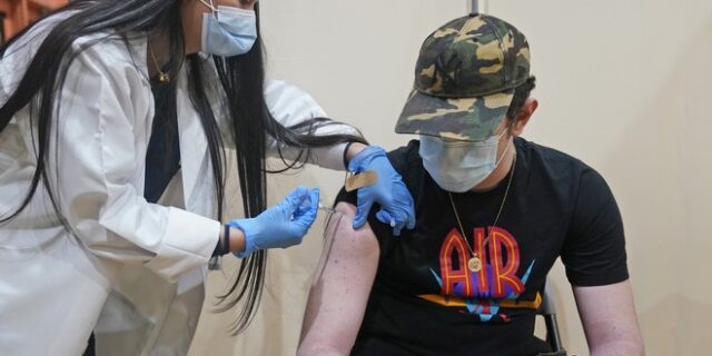 ΕΜΑ: Ξεκίνησε την αξιολόγηση για το εμβόλιο της Pfizer σε εφήβους 12-15 ετών
