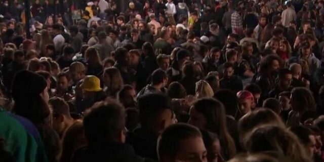 Βρυξέλλες: Πάρτι σε πλατείες μετά τη λήξη του ωραρίου της εστίασης