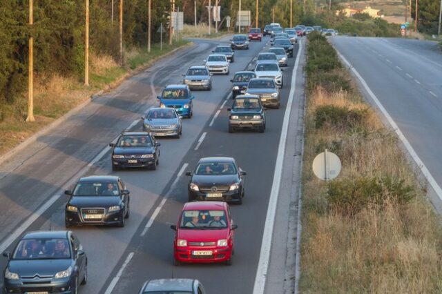 Άρση μέτρων: Πόσα άτομα επιτρέπονται στο αυτοκίνητο εντός και εκτός νομού