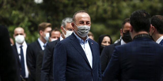 Τσαβούσογλου: Αποδοκιμάστηκε αγρίως από πολίτες στα καμμένα της Τουρκίας
