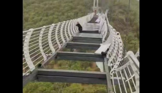Τρομακτικές εικόνες: Τουρίστας κρατιέται από γυάλινη γέφυρα που διαλύεται