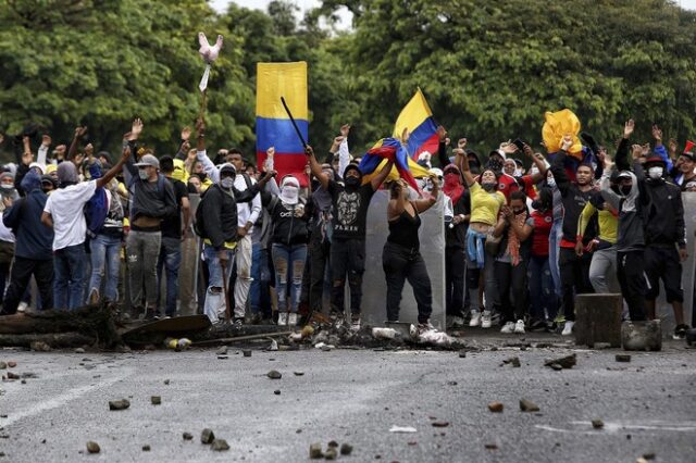 Κολομβία: 17 νεκροί, πάνω από 800 τραυματίες στις διαδηλώσεις κατά της φορολογικής μεταρρύθμισης