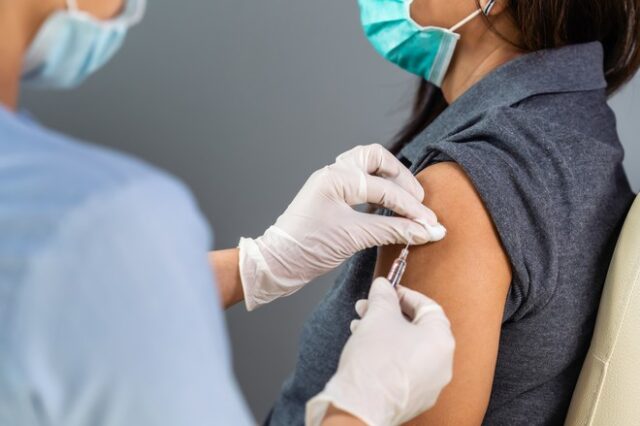 ECDC: Τα πλήρως εμβολιασμένα άτομα είναι λιγότερο πιθανό να μεταδώσουν τον κορονοϊό