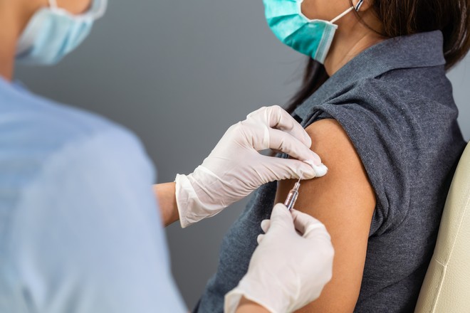 Βατόπουλος: “Τουλάχιστον 15 ημέρες μετά τη 2η δόση του εμβολίου είμαστε ασφαλείς”