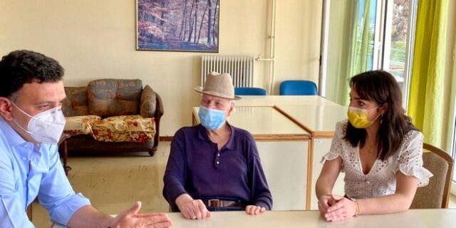 Κορονοϊός: Tον πρώτο εμβολιασθέντα συνάντησαν Κικίλιας-Μιχαηλίδου