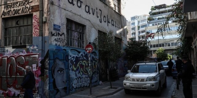 ΕΛΑΣ: Επιχείρηση εκκένωσης κατάληψης στο θέατρο “Εμπρός”