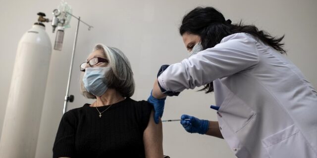 Εμβόλιο κορονοϊού: Ο ένας στους τρεις ηλικιωμένους παραμένει ανεμβολίαστος
