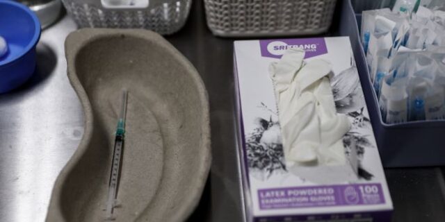 Όψιμοι κυβερνητικοί “πατεντομάχοι” και επικοινωνιακό παιχνίδι με τα εμβόλια