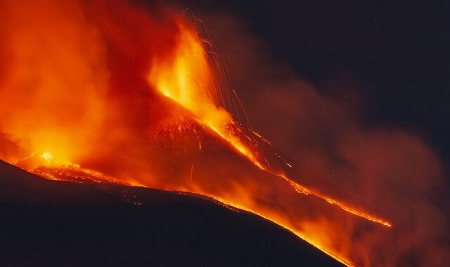 Ιταλία: Νέα έκρηξη  στο ηφαίστειο της Αίτνας – Εντυπωσιακές εικόνες