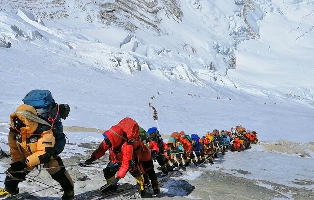 Νεπάλ προς ορειβάτες του Εβερεστ: Επιστρέψτε τις φιάλες οξυγόνου λόγω πανδημίας
