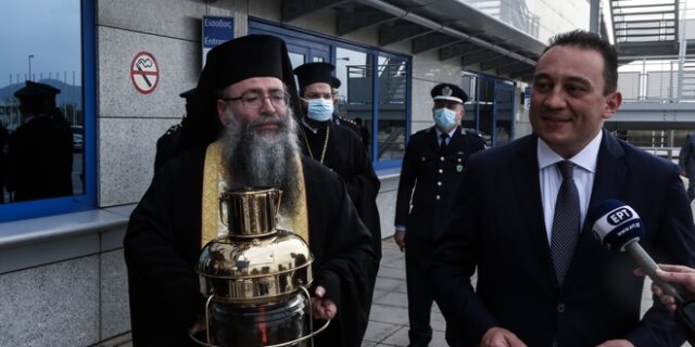 Ήρθε το Άγιο Φως χωρίς τιμές αρχηγού Κράτους