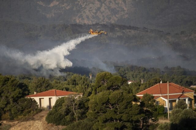 Φωτιά στα Γεράνεια Όρη: Πολλές οι ενεργές εστίες – Κάηκαν πάνω από 40.000 στρέμματα δάσους